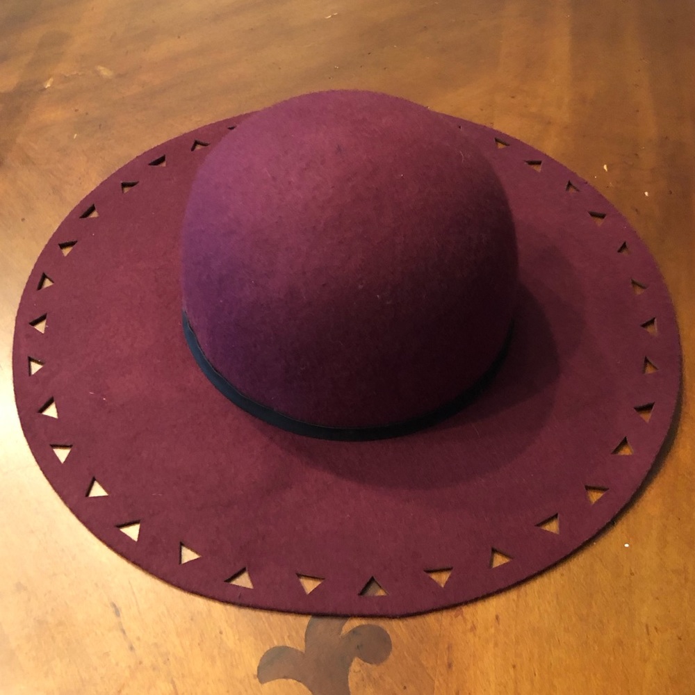 Burgundy wide brim floppy hat 👀